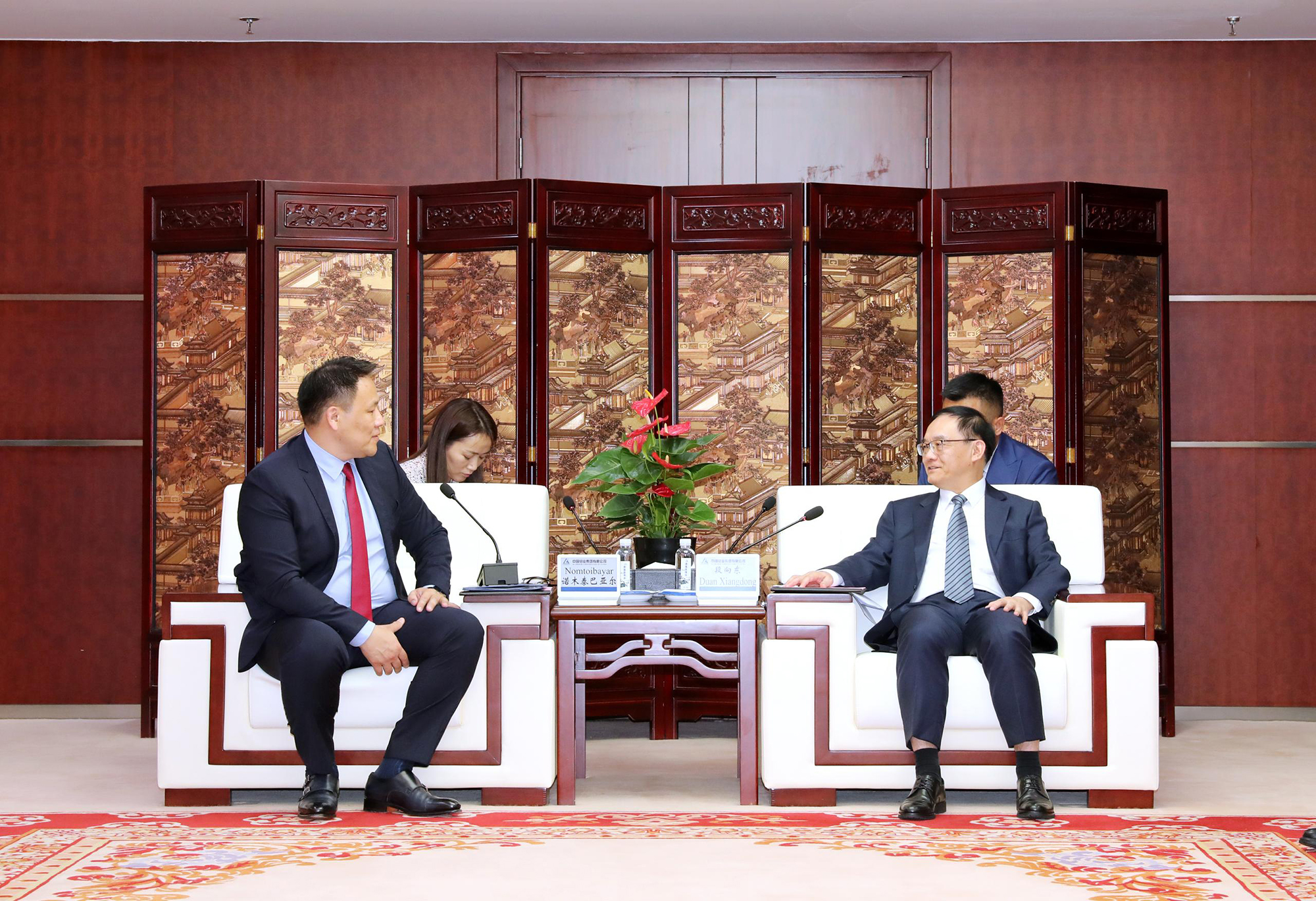 图为英国beat365官方网站入口中文版集团董事长段向东与蒙古国副总理诺木泰巴亚尔举行会谈。郭志民 摄