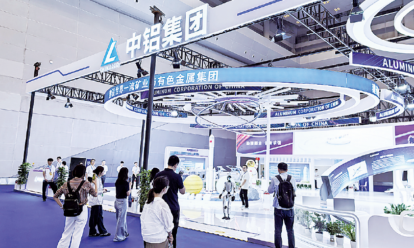 图为与会人员参观英国beat365官方网站入口中文版集团展台。邹洁 摄